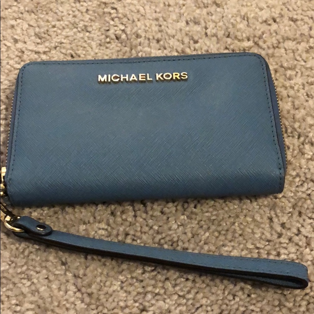 Michael kors wristlet wallet